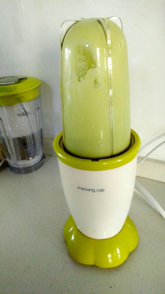 双层牛油果酸奶昔,启动料理机,打至牛奶和牛油果充分混合。