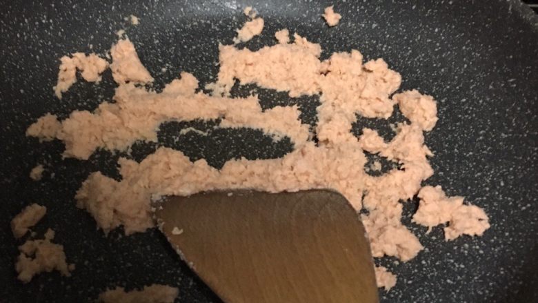 三文鱼肉松,8.小火起锅,不加油,倒入三文鱼末。