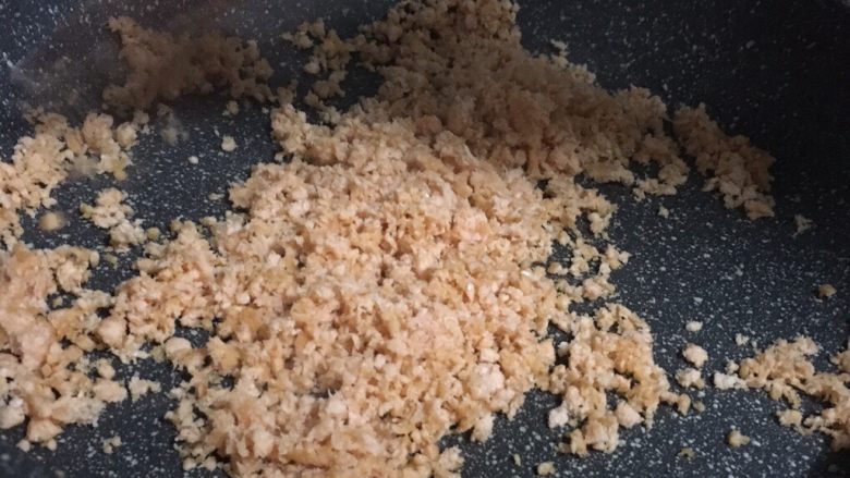 三文鱼肉松,不停的翻炒,使三文鱼肉末均匀的受热