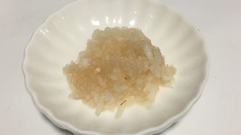 宝宝辅食之雪梨山药莲藕粥,雪梨洗净去皮，切小丁或者末。