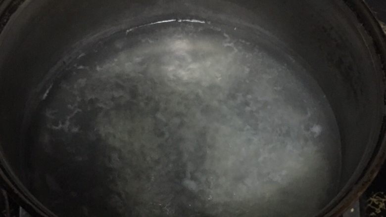 宝宝辅食之雪梨山药莲藕粥,5.大米开水下锅。
若时间允许,大米最好提前浸泡半个小时这样更容易煮软烂。