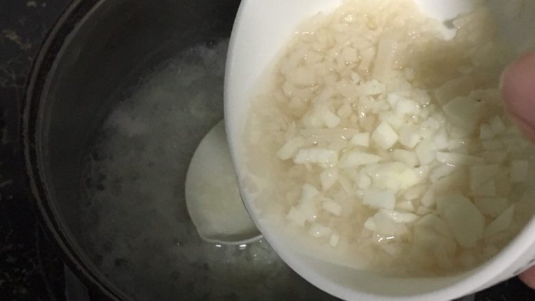 宝宝辅食之雪梨山药莲藕粥,6.熬煮大概15分钟左右时,加入藕丁,山药丁。
藕丁,山药丁若不及时用需放在水里浸泡,以免变色。
