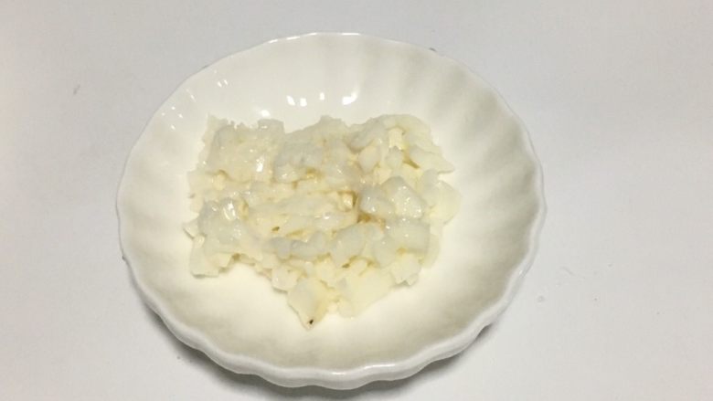 宝宝辅食之雪梨山药莲藕粥,山药洗净去皮,切小丁或者末。