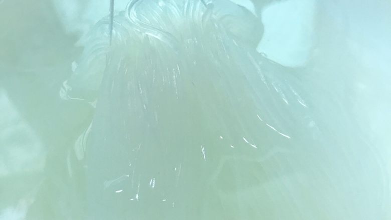 凉拌三丝,提线时,粉丝会断开即可