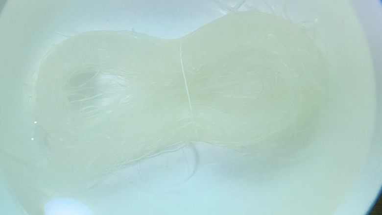 凉拌三丝,粉丝开水泡12~15分钟