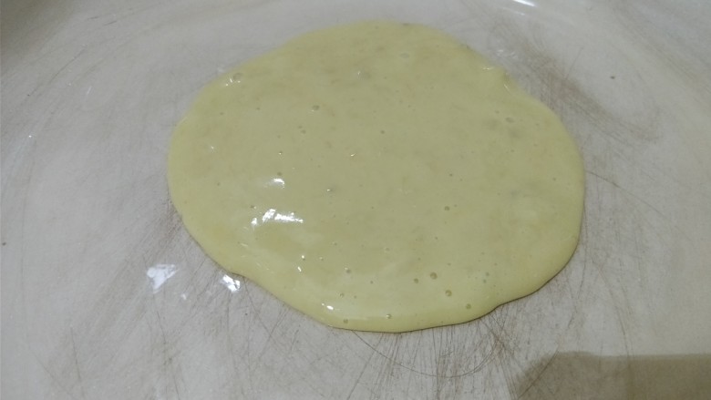 香蕉酸奶松饼,平底锅抹点油烧热,放入1.5勺面糊在锅的中间,转小火。