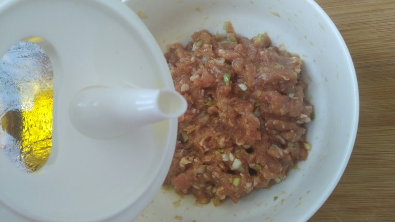 翡翠菜卷,加入大约20ml食用油,搅拌均匀备用。