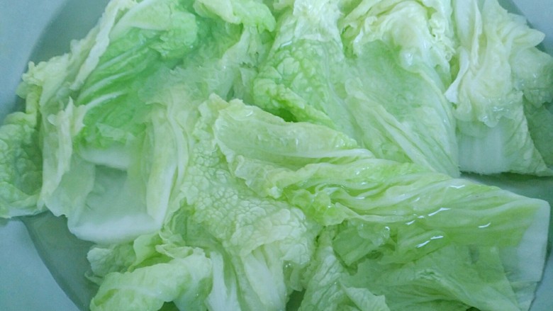 翡翠菜卷,放入白菜梢烫软后捞出,晾凉备用。
