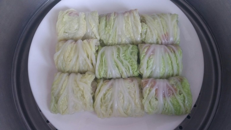 翡翠菜卷,把所有菜叶按照11——15的步骤做好后,依次摆在盘中,放入蒸锅,上气后蒸10分钟。