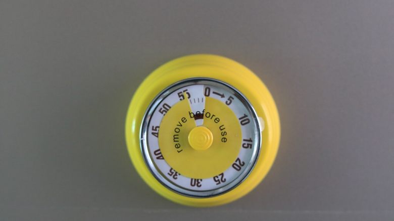 家有烤箱+一次发酵的快手吐司,将模具放置在湿度85%,温度35°-38°的环境下,发酵1-1.5小时。(面团温度达到35°时,加盖湿布)