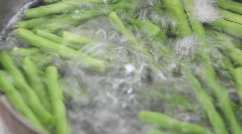 5分钟就能上饭桌，超级快手菜——麻酱蒜蓉豆角,倒入豆角，焯水3分钟
