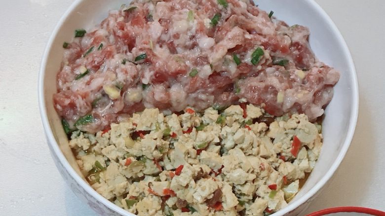香嫩豆腐包子,炒豆腐:锅里少量油,加入姜蒜辣椒,两勺海天黄豆酱翻炒,看需要加盐,加入豆腐炒碎。
跟肉沫混合拌匀。
我用的是无烟味老豆腐,我想偏嫩的老豆腐,或者中等的豆腐更好,汤汁更多更嫩滑