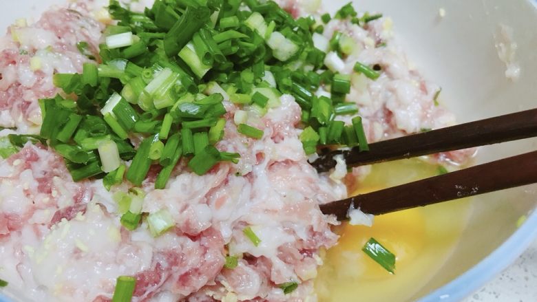 香嫩豆腐包子,肉剁碎
调味:加入葱姜蒜,少量料酒,盐,鸡精,<a style='color:red;display:inline-block;' href='/shicai/ 9'>鸡蛋</a>一个,搅拌均匀