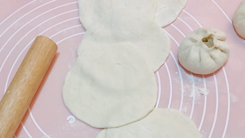 香嫩豆腐包子,操作时,撒干粉防粘。
分割成30克左右面团,40个左右,防止表皮干掉,盖上微湿布
擀成均匀圆片,中间放上馅料,捏着边缘打褶子,收口。