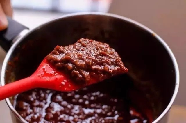 飘香酱香饼,调制酱料，把<a style='color:red;display:inline-block;' href='/shicai/ 705'>豆瓣酱</a>，<a style='color:red;display:inline-block;' href='/shicai/ 4510'>黄豆酱</a>，<a style='color:red;display:inline-block;' href='/shicai/ 814'>蒜蓉辣酱</a>加油混合熬制。
