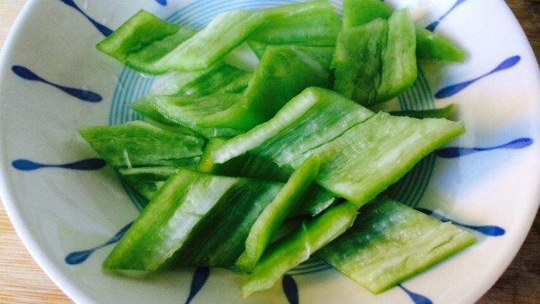 好下饭—虎皮鹌鹑蛋青椒,切成菱形,备用。