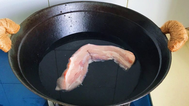 香芋扣肉煲,冷水下锅焯水,水开后把肉冲洗干净