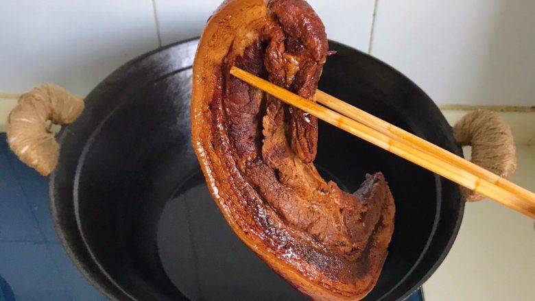 香芋扣肉煲,把肉用厨房纸吸干多余的酱油,放进锅里炸,一定要看着火,以防炸焦影响美观