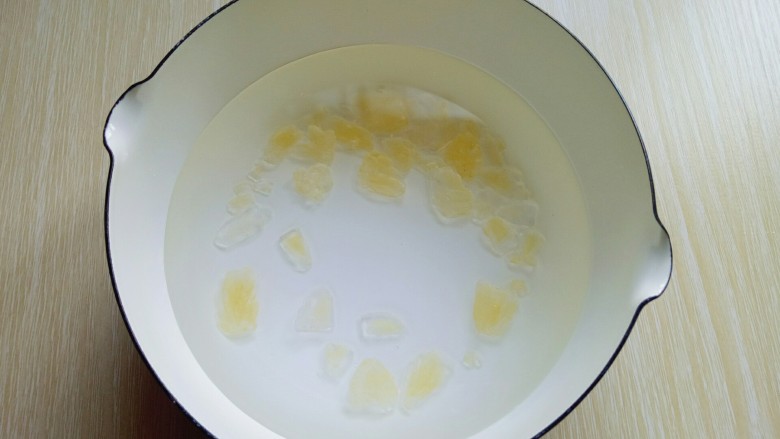 糖水桔子,取一口锅,(不要用铁锅煮)加入适量清水,加入冰糖大火烧开后。