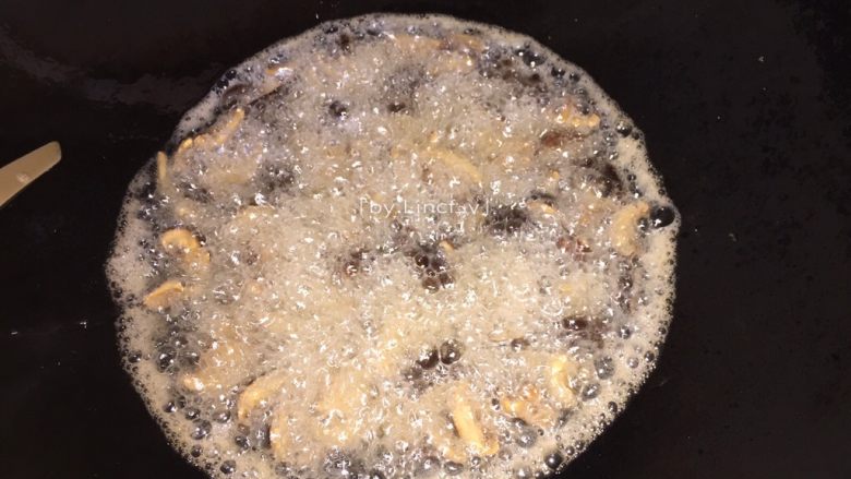 生鱼肉片粥,放入油锅中炸香,捞出控油待用