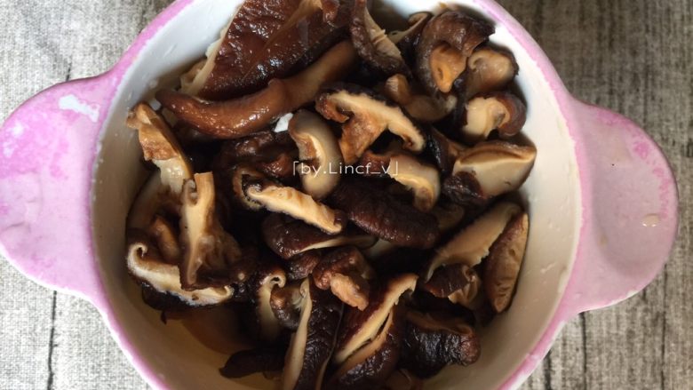 生鱼肉片粥,香菇提前泡发,然后洗净去蒂切小控去水分