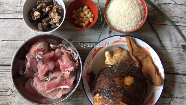 生鱼肉片粥,所需材料:
生鱼肉片500g、<a style='color:red;display:inline-block;' href='/shicai/ 3622'>珍珠米</a>1碗、<a style='color:red;display:inline-block;' href='/shicai/ 197'>瑶柱</a>1勺、<a style='color:red;display:inline-block;' href='/shicai/ 230'>香菇</a>1小把、<a style='color:red;display:inline-block;' href='/shicai/ 2800'>生姜</a>1块、<a style='color:red;display:inline-block;' href='/shicai/ 754'>萝卜干</a>1个、<a style='color:red;display:inline-block;' href='/shicai/ 764'>香芋</a>半个、<a style='color:red;display:inline-block;' href='/shicai/ 3232'>香葱</a>2根、<a style='color:red;display:inline-block;' href='/shicai/ 125'>芹菜</a>2根、盐适量、食用油适量、<a style='color:red;display:inline-block;' href='/shicai/ 756'>鸡精</a>1匙、<a style='color:red;display:inline-block;' href='/shicai/ 714'>鱼露</a>1勺、清水适量(所有配料份量可按自己喜好增减)