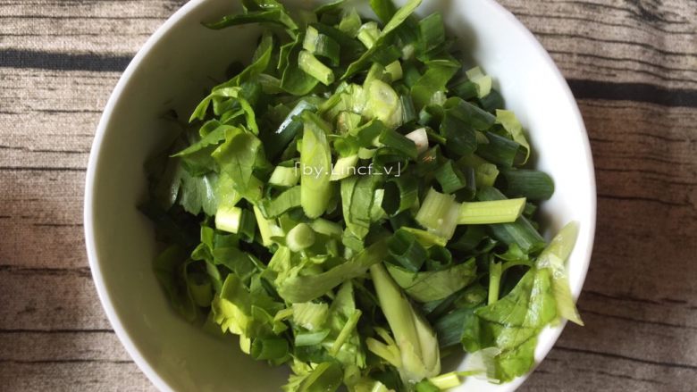 生鱼肉片粥,香葱、芹菜洗净后切小待用