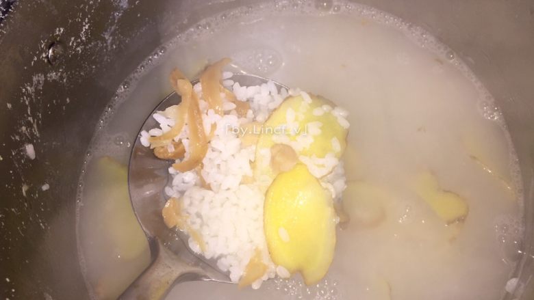 生鱼肉片粥,大米洗净后加入生姜片大火煮开,煮开后放入萝卜干继续中火煲煮