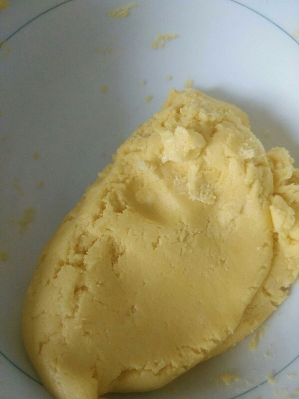 超酥的葡萄奶酥,用手将面粉进行混合