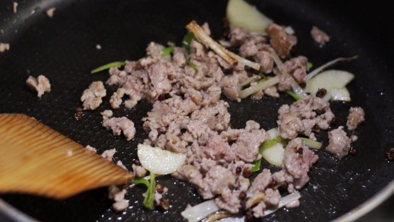 香辣干锅土豆片,放入猪肉糜划散至变色,淋一汤匙料酒。