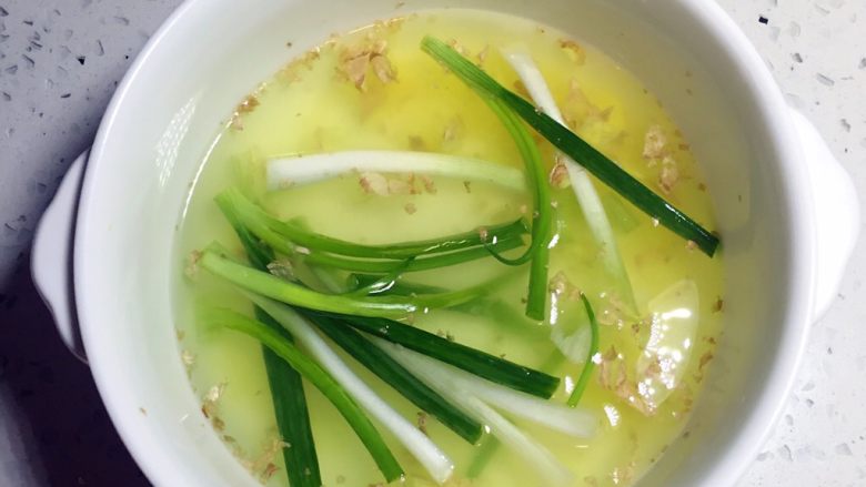 饺子肉馅调制技巧,准备小半碗葱姜水(将葱段和姜末浸泡在清水中,用手搓揉出汁)