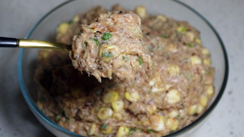 饺子肉馅调制技巧,最终肉馅是这种形态，馅料完全不松散，黏性很足，颜色稍白很弹。放入冰箱冷藏一会，就可以包好吃的饺子了。
