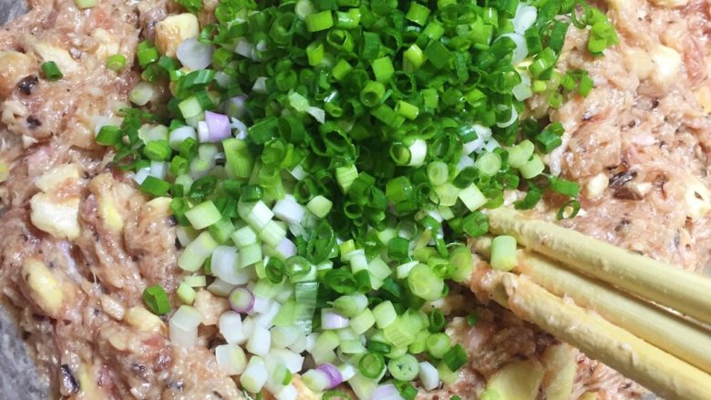饺子肉馅调制技巧,放入葱末,再次搅拌均匀