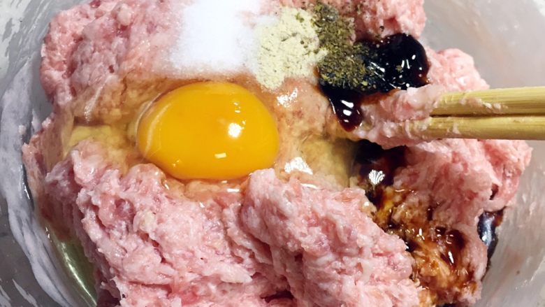 饺子肉馅调制技巧,调味:鸡蛋1颗、盐、白胡椒粉、花椒粉、耗油、白糖(调料根据口味自调,每一种调料都不可过分多或过分少)。调料加入后顺时 针搅拌均匀,使多种调味料融合一起。