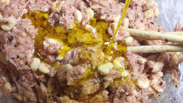 饺子肉馅调制技巧,拌均匀的肉馅,加入适量生油搅拌融合(品类不限可用花生油,色拉油,菜籽油)