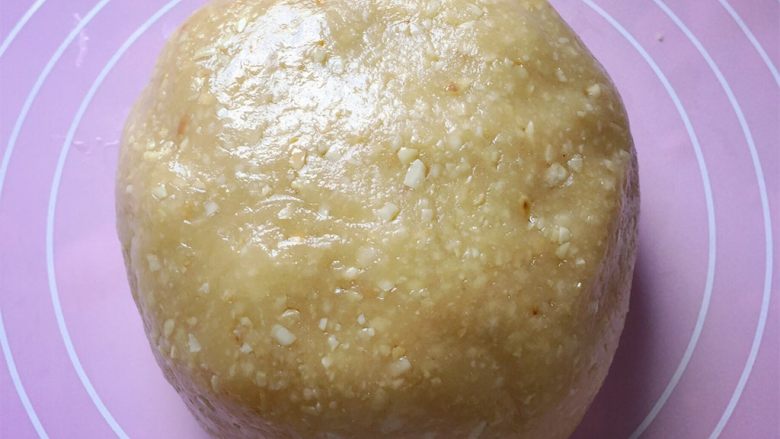 花生酥~#家有烤箱#,用手揉成面团