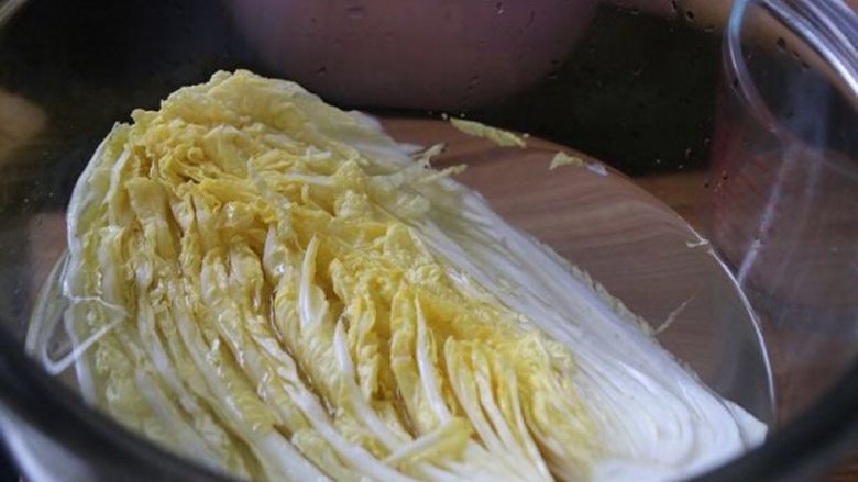 韩式辣白菜,倒入凉白开,大约够漫过白菜为宜