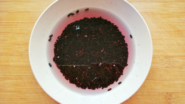 浓香黑米椰奶饮,把黑米淘洗干净后,加入一指高的温水,