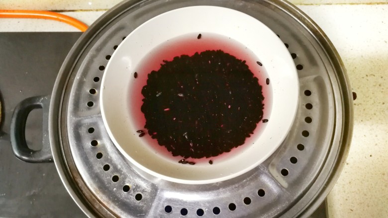浓香黑米椰奶饮,放入蒸锅,盖上盖子,中火蒸20分钟,
