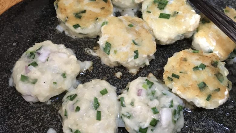 韭菜鱼饼,两手抹油,用手抓取适量鱼肉糜搓成大约1厘米厚的鱼饼。