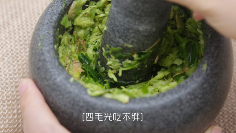 姜汁白切鸡,葱段和姜片捣碎成泥;