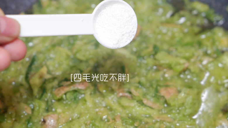 姜汁白切鸡,加半勺盐和<a style='color:red;display:inline-block;' href='/shicai/ 756'>鸡精</a>;