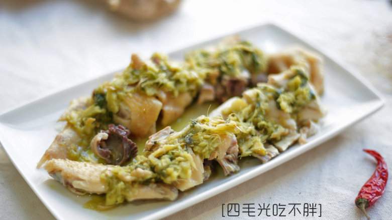 姜汁白切鸡,鸡切块摆盘,切好的鸡块沾着调制好的酱汁即可食用。