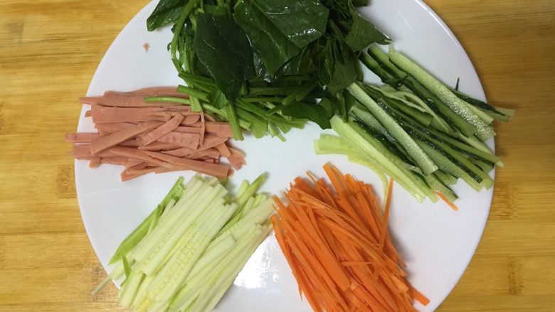 韩国拌饭🍴,黄瓜,红萝卜,西葫芦,火腿肠切丝,菠菜切段