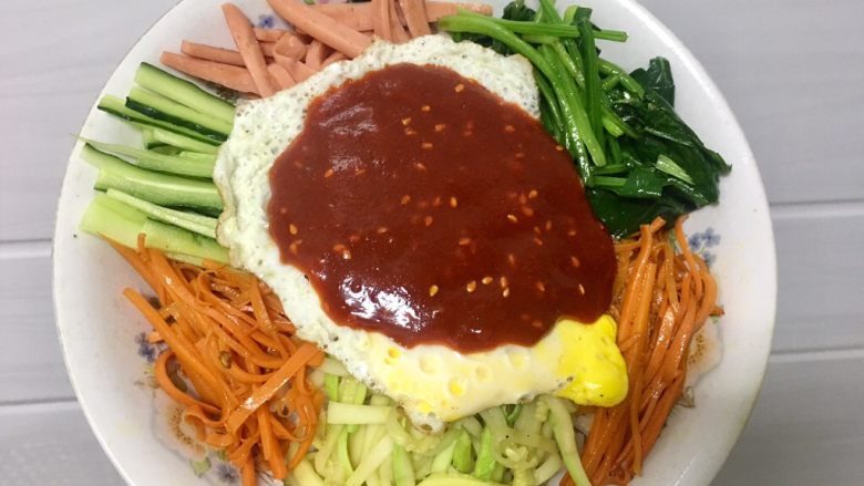 韩国拌饭🍴,将炒好的菜放在蒸好的<a style='color:red;display:inline-block;' href='/shicai/ 507'>米饭</a>上,剪一个鸡蛋放中间,最后浇上调好的辣酱,搅拌均匀,就可以啦!