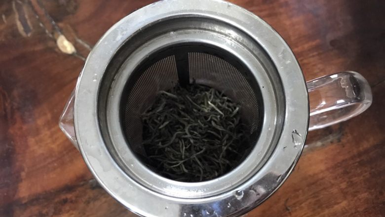 百香果绿茶蜜,茶叶放进茶壶筛内