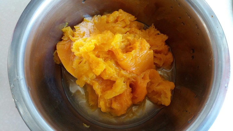 南瓜芹菜肉包子,南瓜切块放蒸锅里蒸熟后去皮,直接放厨师机和面缸里