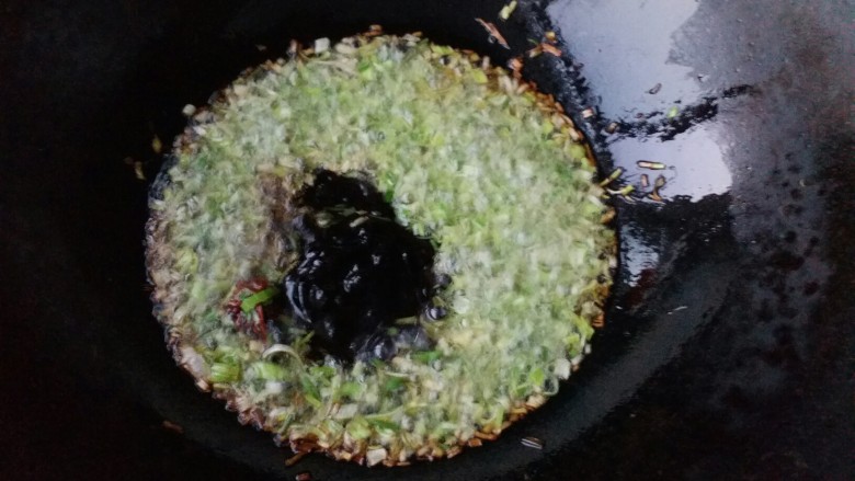 南瓜芹菜肉包子,炒锅坐炉灶放油烧热,放入葱姜末炒香后放入<a style='color:red;display:inline-block;' href='/shicai/ 712'>甜面酱</a>继续炒至粘稠