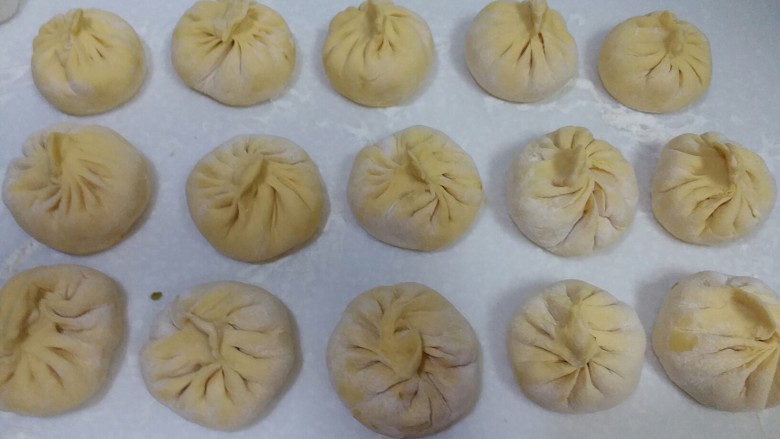 南瓜芹菜肉包子,全部包好的包子,醒15分钟