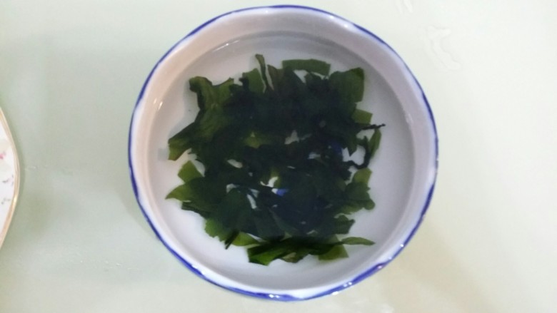 辅食：海带蔬菜粥,<a style='color:red;display:inline-block;' href='/shicai/ 277'>海带</a>浸泡十分钟。